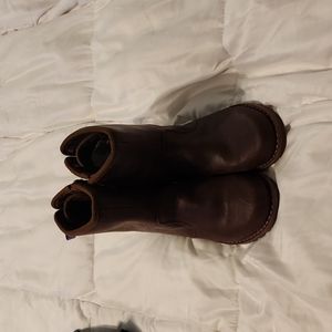 Uggs zip up boots for girl, brown with lavender lace up
